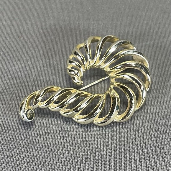 Vintage Signed Lisner Brooch Pin Gold Tone Swirl Feather Abstract Shell - Picture 1 of 7